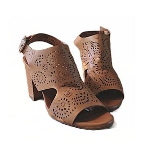 SOLESENSEABILITY MEMORY FOAM COGNAC SANDALS